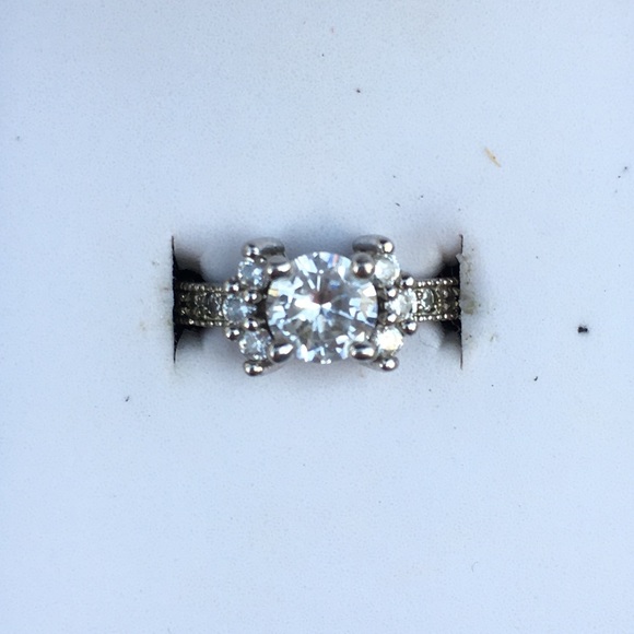 WOMENS RING - Picture 2 of 4